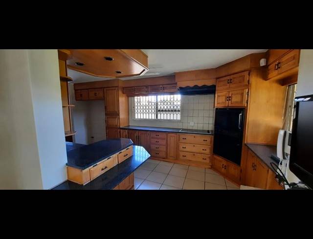 5 BEDROOM HOUSE FOR SALE IN HELIKONPARK